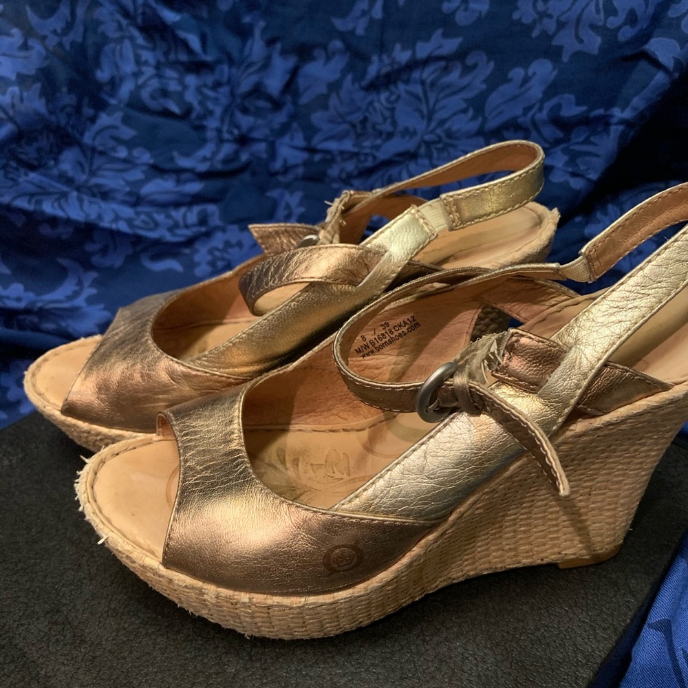 Born Mina Wedge Sandals - Mandora Metallic